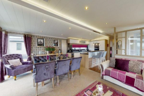 Tattershall VIP Lodge- Lakeside setting with hot tub and private fishing peg situated on Osprey lake tattershall park